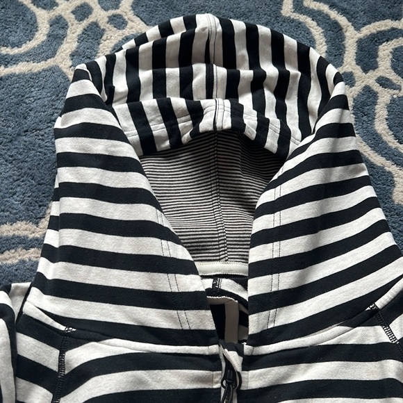 Lulu Lemon sweatshirt - Picture 2 of 9